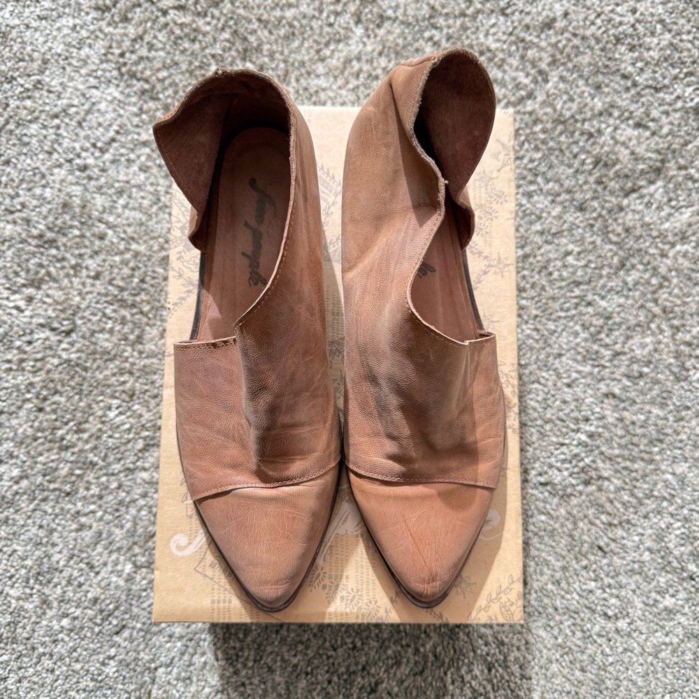 FREE PEOPLE - Royale Flat
Size 39